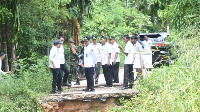 Pemkab-Muaro-jambi-meninjau-jalan-amblas