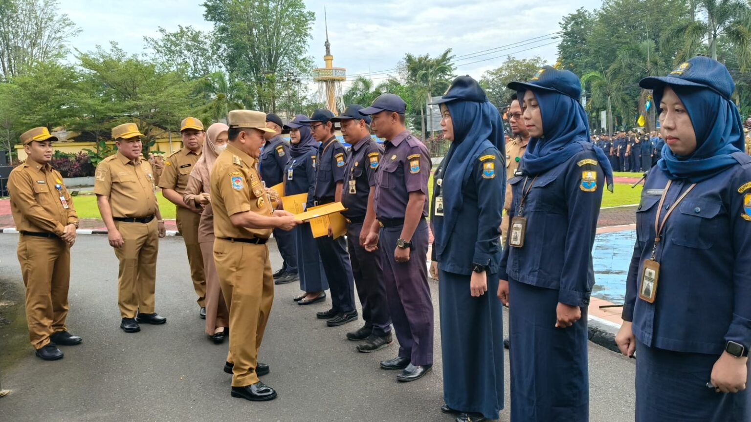 Gubernur Jambi Al Haris menyerahkan SK Pegawai Tidak Tetap di lingkup Dinas PUPR Provinsi Jambi.(foto: dok.ist)
