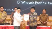 Penyerahkan Laporan Hasil Pemeriksaan (LHP) kepada Pemkab Muaro Jambi atas Laporan Keuangan Pemerintah Daerah (LKPD) Tahun Anggaran 2024.(foto: dok.ist)