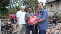 Bupati Muaro Jambi, BBS, menyerahkan bantuan kepada korban kebakaran.