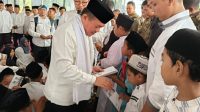 Gubernur Jambi Al Haris memberikan santunan kepada anak yatim(foto: dok.ist)