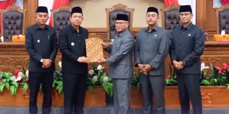 Bupati BBS Hadiri Paripurna DPRD Muaro Jambi Terhadap 4 Ranperda(foto: dok.ist)