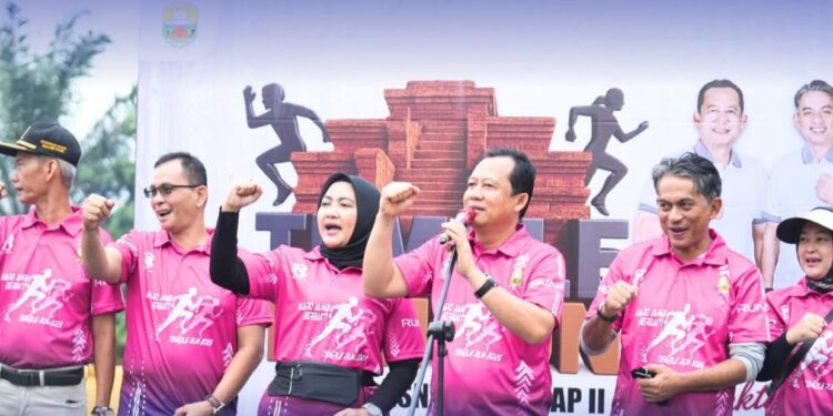 Bupati BBS Melepas Temple Fun Run di Kawasan Candi Muaro Jambi (foto: dok.ist)