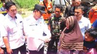 Bupati BBS Berikan Bantuan Kepada Korban Kebakaran di Desa Sakean(foto: dok.ist)