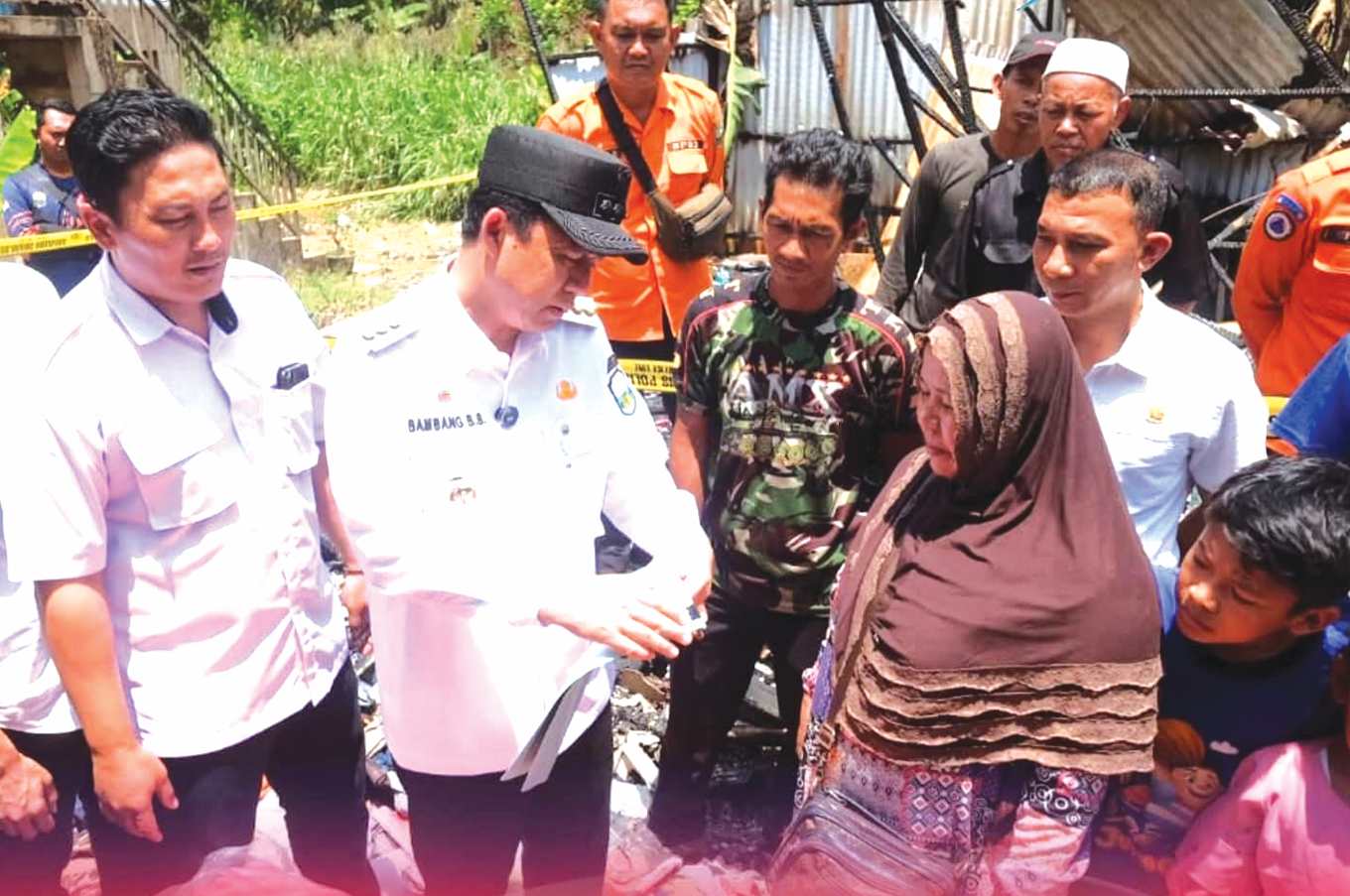 Bupati BBS Berikan Bantuan Kepada Korban Kebakaran di Desa Sakean(foto: dok.ist)