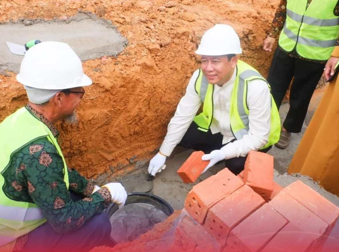 Bupati BBS Letakkan Batu Pertama Pembangunan Masjid Madinah Raya Pijoan(foto: dok.ist)