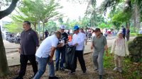 Foto : Wagub Jambi saat memegang kantong kresek sampah tampak kadis ESDM Jambi hanya jalan santai( dok Ist)