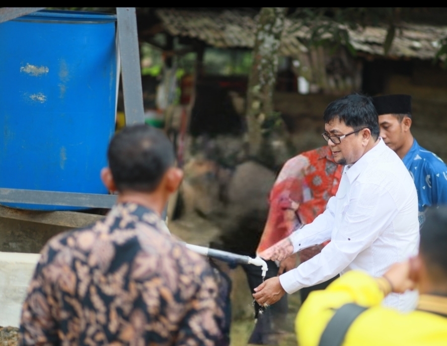 Warga Talang Belido Terdampak Kemarau, Waka DPRDIvan Wirata Turun Tangan Salurkan Air Bersih.Foto:dok.ist