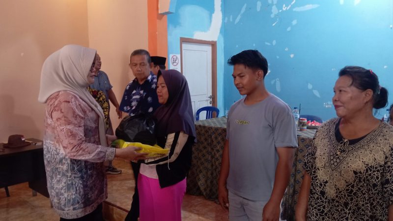 Peduli Warga Terdampak, Bupati Dillah Hich Salurkan Bantuan Korban Banjir.Foto:dok.ist