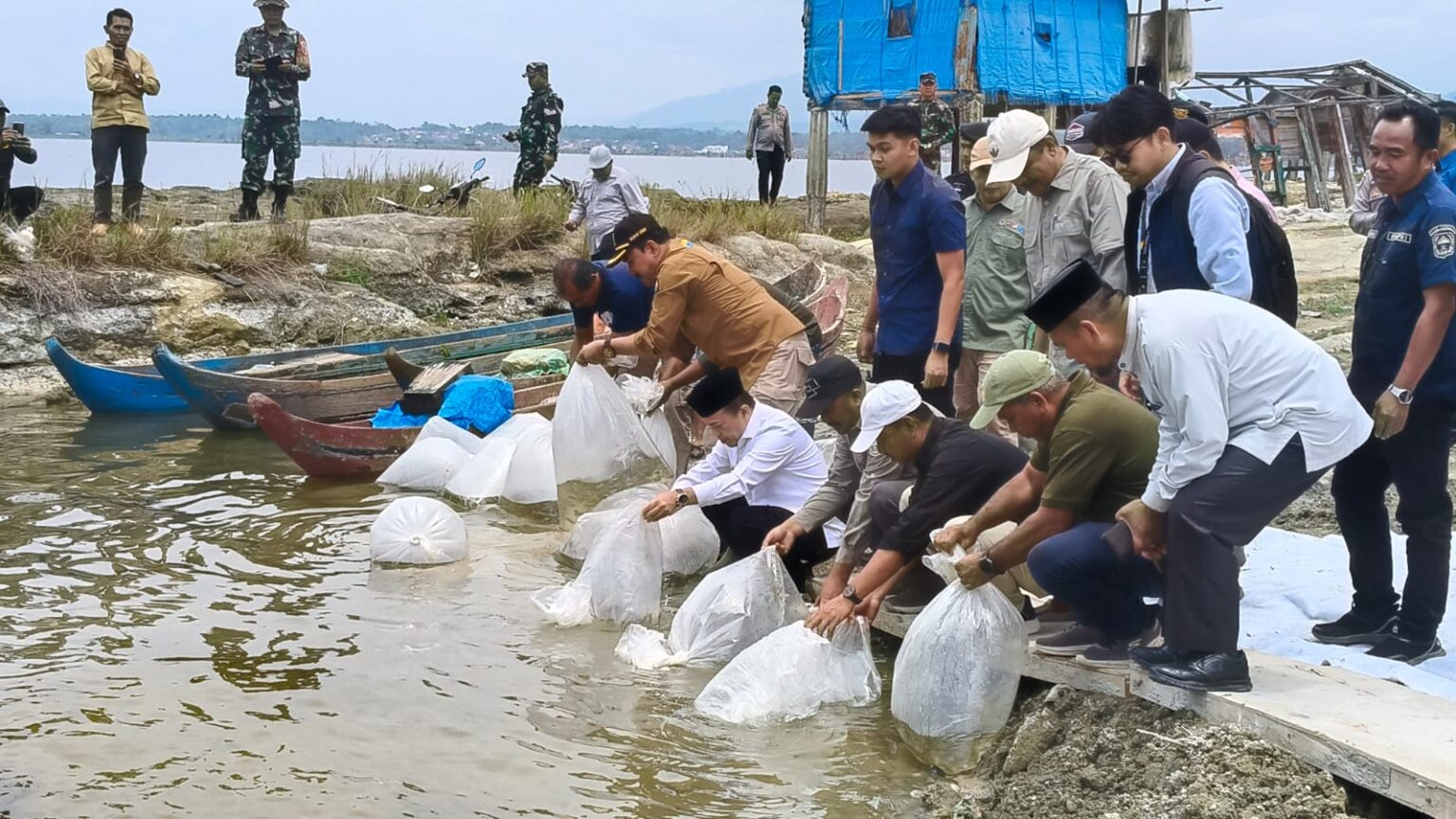 Jaga Kelestarian Alam, Gubernur Al Haris Tebar Puluhan Ribu Benih Ikan di Danau Kerinci dan Batang Merao.Foto:dok.ist
