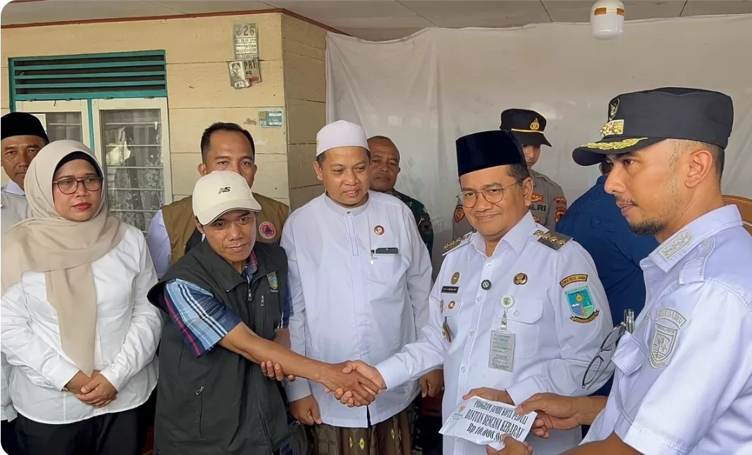 Tinjau Korban Kebakaran Solok Sipin, Wali Kota Maulana Pastikan Bantuan Konsumsi Selama Sepekan.Foto:dok.ist