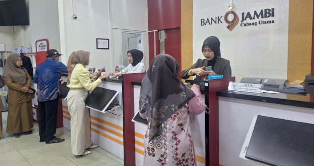 Foto: Layanan di Bank Jambi (Ist)