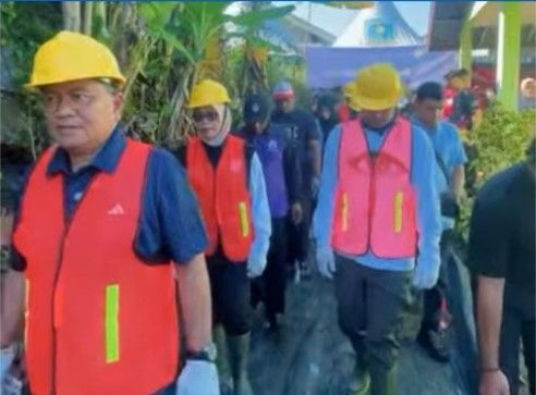 Foto : Walkot Maulana saat gelar gotong royong dalam peresmian kampung bahagia (dok Ist)