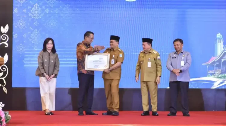 Foto: Walkot Maulana menerima penghargaan oleh Menteri Hukum RI (Istimewa)